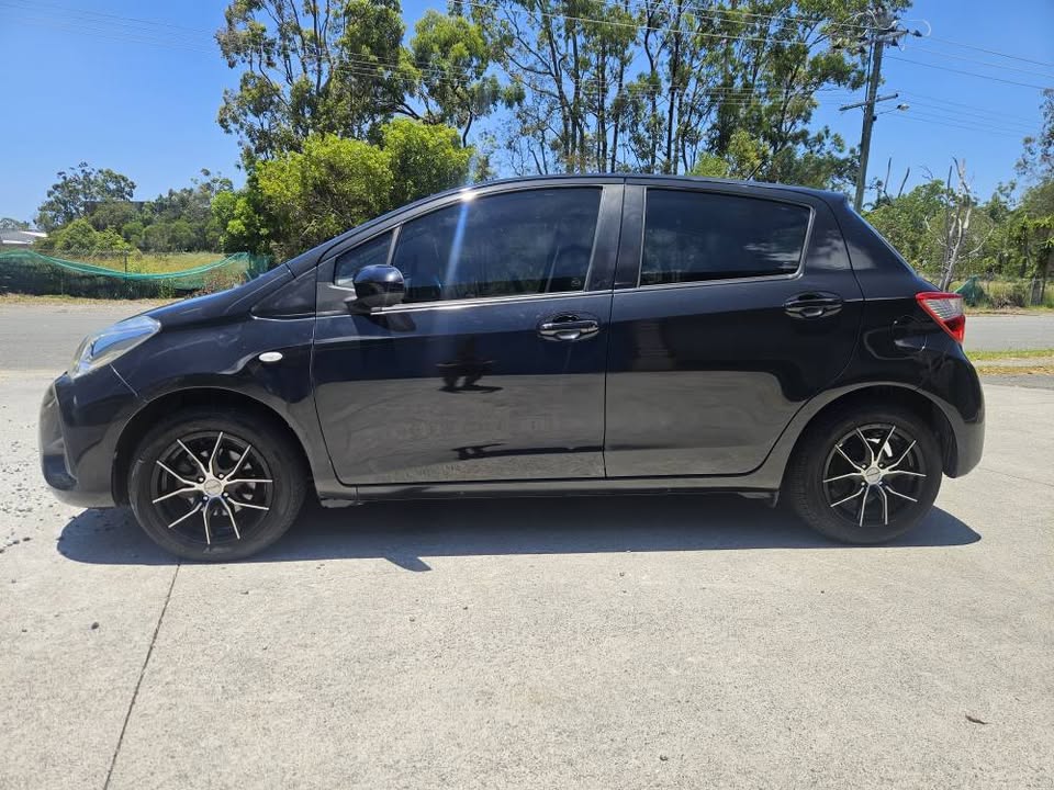 2017 Auto Toyota Yaris with low kms and easy finance 4.jpg